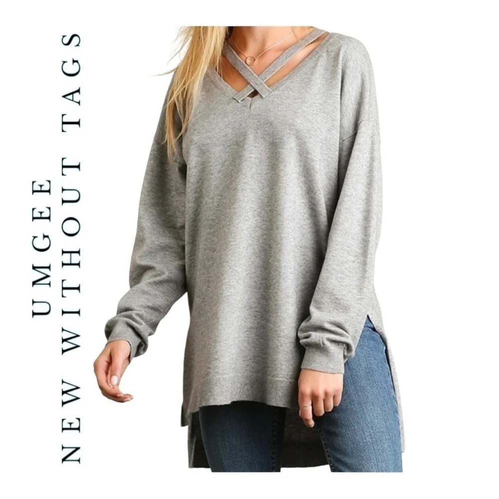 1878. UMGEE GREY SWEATER TUNIC‎ CRISS CROSS NECKLINE SIZE 1 X GRAY IN COLOR